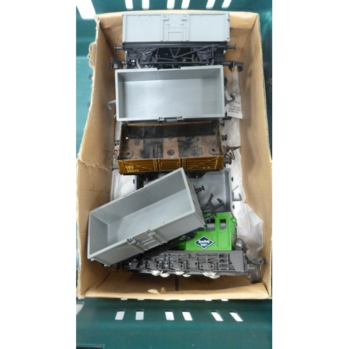 61 - Carton containing OO gauge model railway buildings and accessories to include R.6 Central Station, H... 