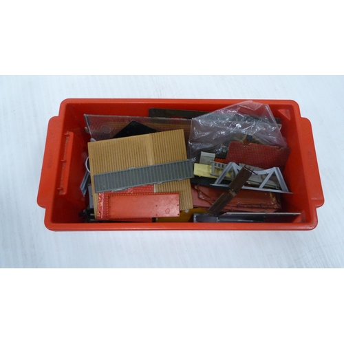 61 - Carton containing OO gauge model railway buildings and accessories to include R.6 Central Station, H... 