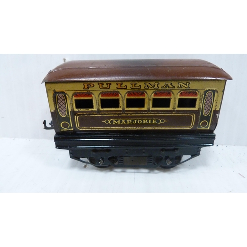 67 - Part Hornby No. 9 O gauge clockwork passenger train set, boxed, also a crane, boxed Hornby O gauge c... 