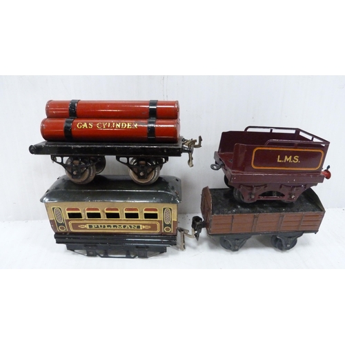 67 - Part Hornby No. 9 O gauge clockwork passenger train set, boxed, also a crane, boxed Hornby O gauge c... 