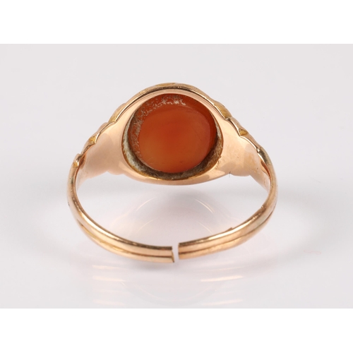 60 - 15ct gold signet ring set with sardonyx, 4g