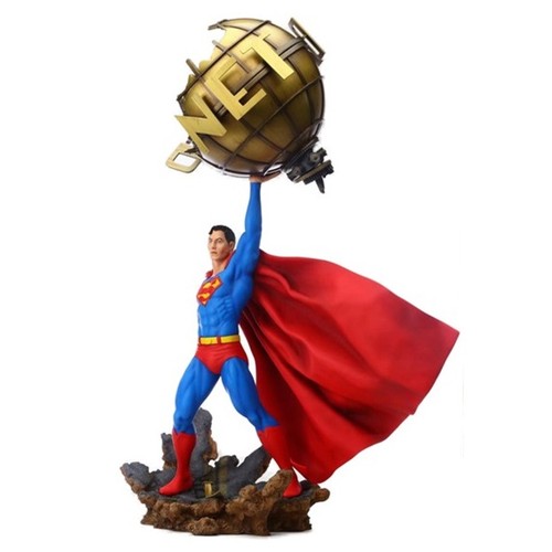 DC Comics. 1:6 scale Superman holding The Daily Planet Globe figure by Enesco Grand Jester Studios 6004979. Boxed and in as new condition. Height 55cm / 22''.