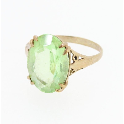 698 - 9ct gold green stone dress ring, size O, 2.2g gross.