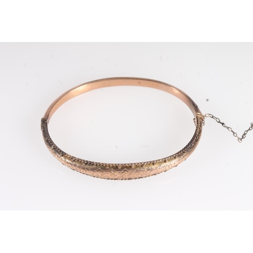 726 - Victorian 9ct gold snap shut bangle with floral decoration, 7.3g.