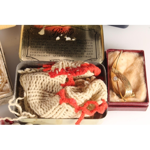 752 - Box containing costume jewellery, a coral bead necklace, brooches etc.