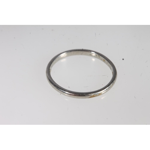 758 - 18ct white gold wedding band, 1.47g, in antique jewellery box.