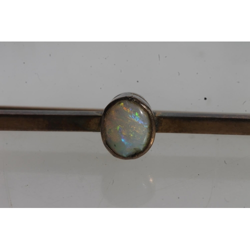 772 - 9ct gold opal set bar brooch, 2.1g.