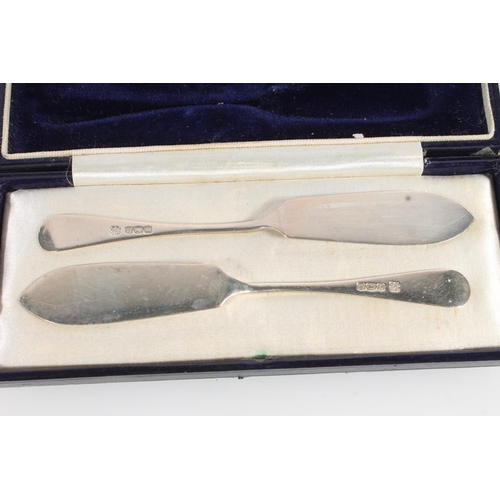 855 - Sterling silver wine slide, dated 2000, and a cased pair of sterling silver butter knives, 27g.