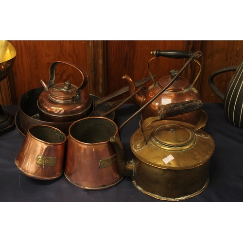 30 - Vintage brass and copper ware to include pans, kettles, etc.