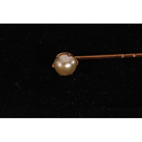 787 - Gold pearl set stick pin, 1.1g.