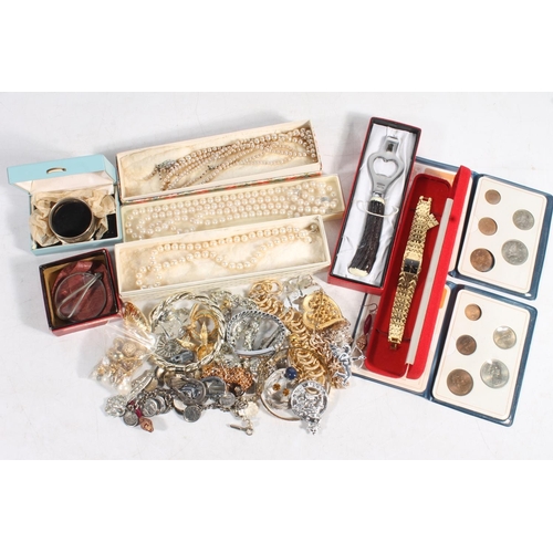 809 - Costume jewellery, a silver Luckenbooth style brooch, a silver napkin ring etc.