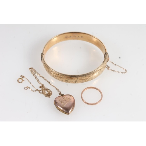 811 - 9ct gold wedding band, 1.7g, a rolled gold bangle and a 9ct back and front heart shaped locket on go... 