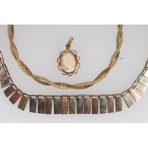 814 - 9ct gold three tone necklace, 5g, 9ct gold bracelet, 1.6g and a small cameo pendant.