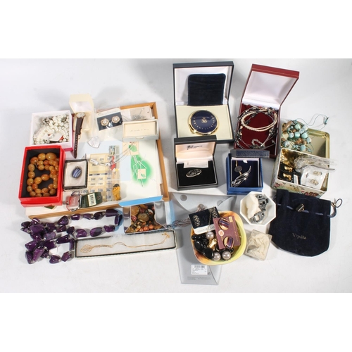 814B - Large collection of costume jewellery, brooches, necklaces etc. 