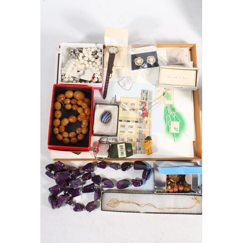 814B - Large collection of costume jewellery, brooches, necklaces etc. 