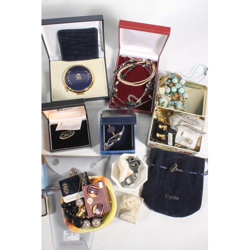 814B - Large collection of costume jewellery, brooches, necklaces etc. 