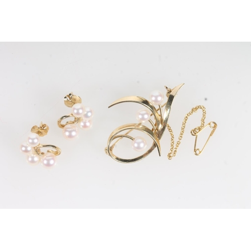 814C - 14k gold Mikimoto pearls set brooch and matching earrings, 8.1g.