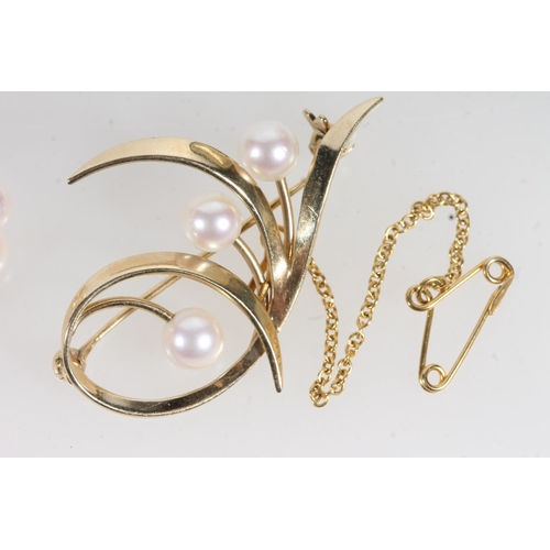 814C - 14k gold Mikimoto pearls set brooch and matching earrings, 8.1g.