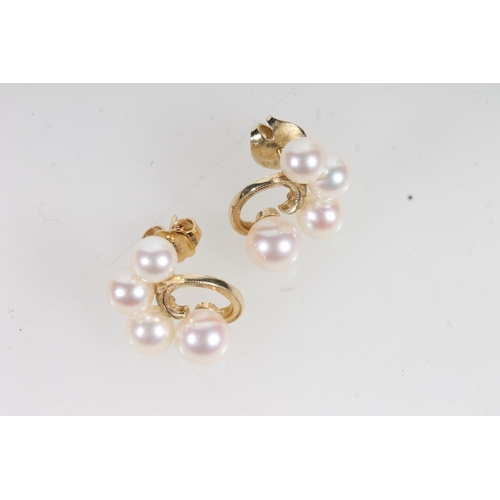 814C - 14k gold Mikimoto pearls set brooch and matching earrings, 8.1g.