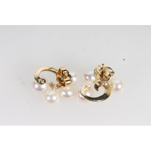 814C - 14k gold Mikimoto pearls set brooch and matching earrings, 8.1g.