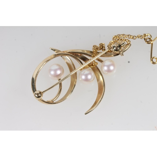 814C - 14k gold Mikimoto pearls set brooch and matching earrings, 8.1g.