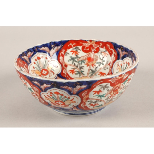 21 - Imari pattern scallop dish. 20cm and a similar bowl (2)