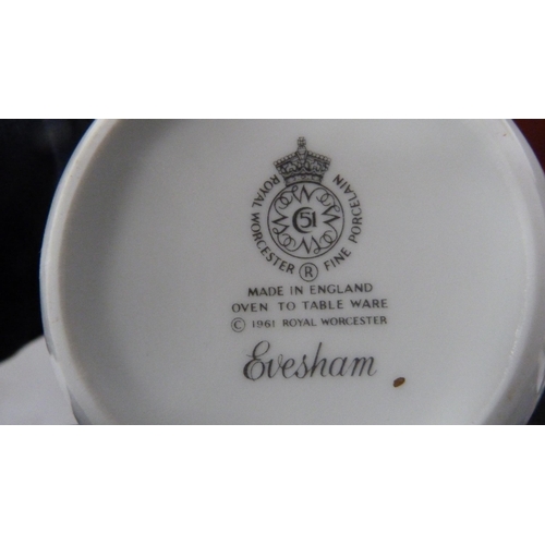 115 - Portmeirion shallow dish, similar tazza, Queens 'Virginia Strawberry' pattern tea set, Royal Worcest... 