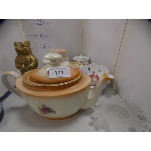 171 - Collection of decorative items to include teapot, bottle stoppers, model giraffe, brass bear, tankar... 