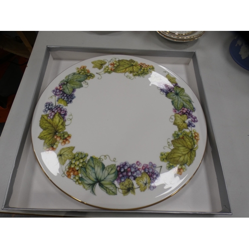 173 - Duchess 'Ascot' pattern part service, and two Royal Worcester cake plates.