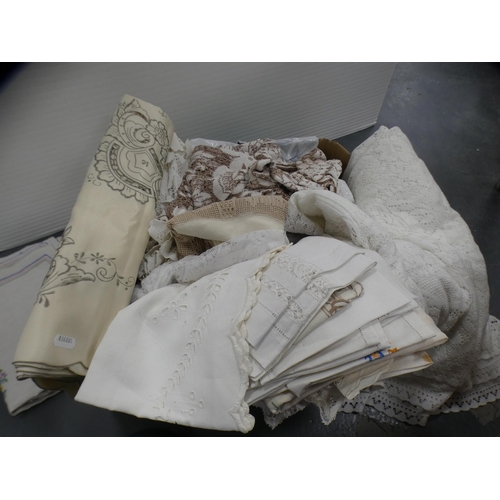 189 - Quantity of lace-edged and other table linen.