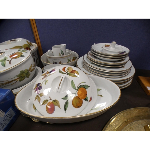 201 - Collection of Royal Worcester Evesham dinnerwares.