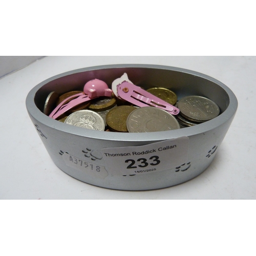 233 - Assorted coinage to include commemorative and world coins.