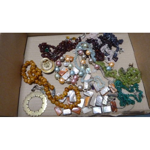 239 - Collection of costume jewellery, curios etc.