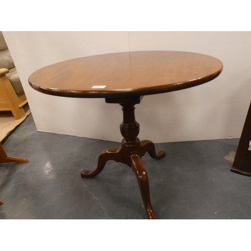 323 - George III mahogany supper table with snap-action saucer top, on turned column and tripod supports, ... 