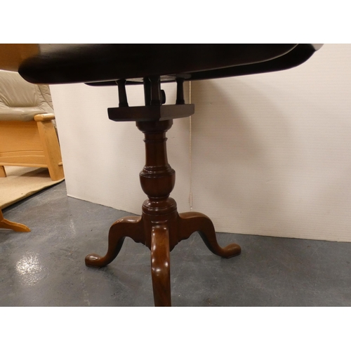 323 - George III mahogany supper table with snap-action saucer top, on turned column and tripod supports, ... 