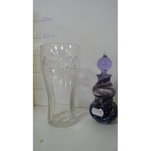 60 - Glassware to include sporting lemonade set, flower vases, bowls, drinking glasses, storage jars, fla... 