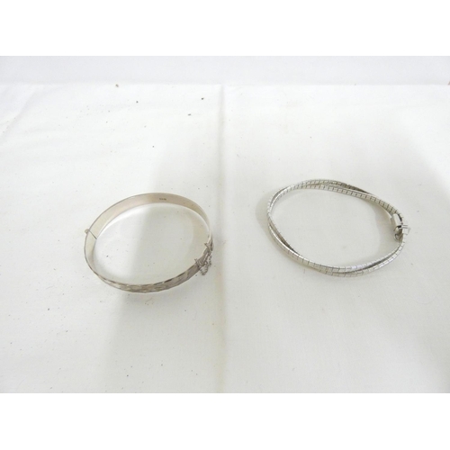 134 - Silver hinged bangle and 800 grade silver bracelet. 31.3g