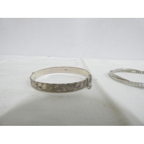 134 - Silver hinged bangle and 800 grade silver bracelet. 31.3g