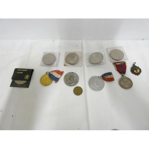 136 - Small bag of commemorative coins including Churchill, Victoria, Isabels of Spains.