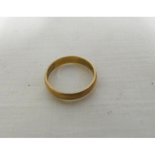 137 - 9ct gold band ring. 1.9g