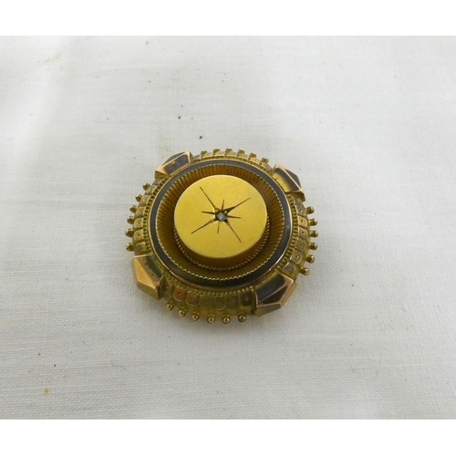 43 - Victorian yellow metal mourning brooch.