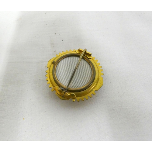 43 - Victorian yellow metal mourning brooch.