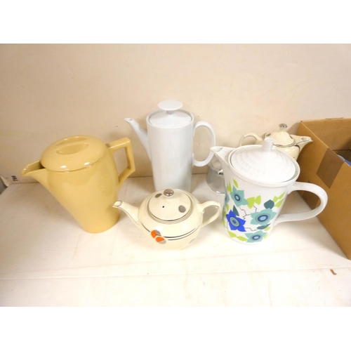 219 - Various vintage tea ware to include child tea set.