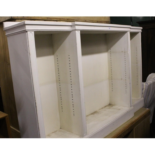 668 - White painted break front bookcase, 152cm wide x 96cm tall.