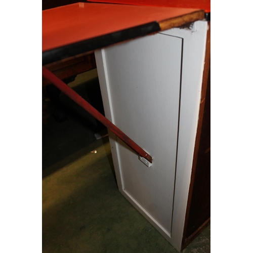 660 - Painted kitchen cabinet, 84cm wide.