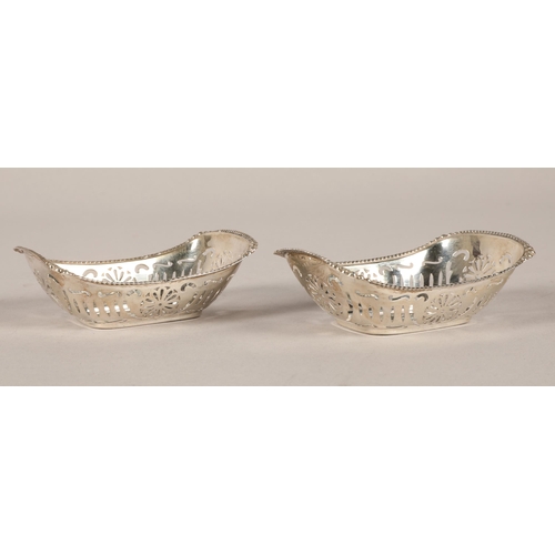 203 - Pair of pierced silver baskets, London 1927, gross weight 71g