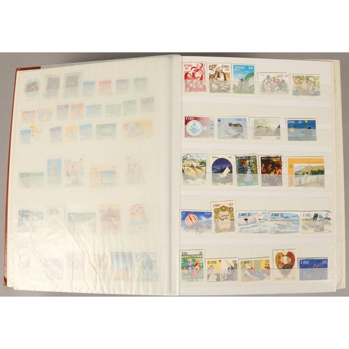 255 - Assortment of six stamp albums, to include Great Britain, Hungary Malawi etc.