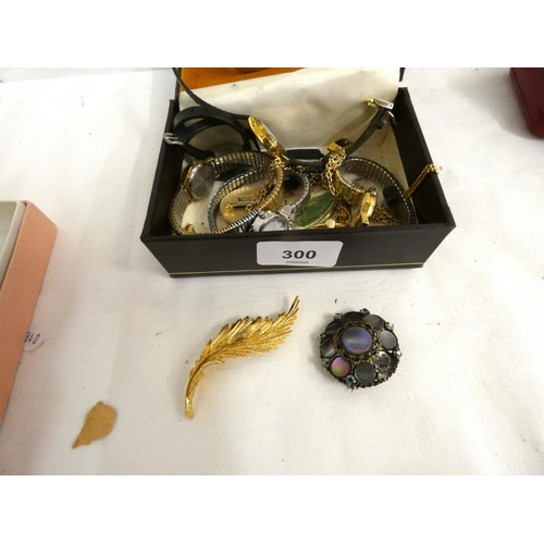 300 - Small box of costume jewellery.