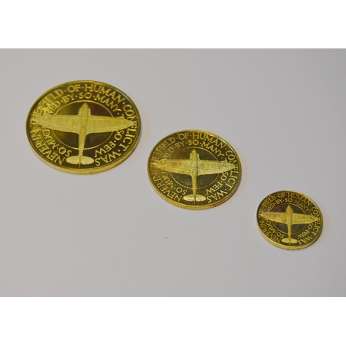 118 - Set of three 18ct gold medallions of graduated sizes, Battle of Britain 25th Anniversary, with certi... 