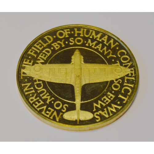 118 - Set of three 18ct gold medallions of graduated sizes, Battle of Britain 25th Anniversary, with certi... 